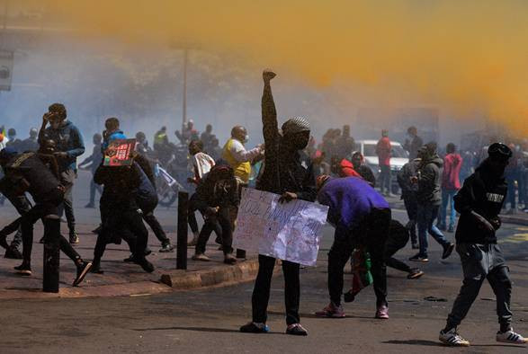 Halk protesto etti. Vergi artışından vazgeçildi - Resim: 22